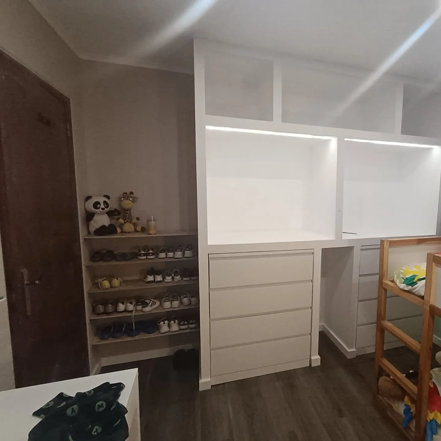Quarto remodelado com móvel embutido branco e iluminação integrada