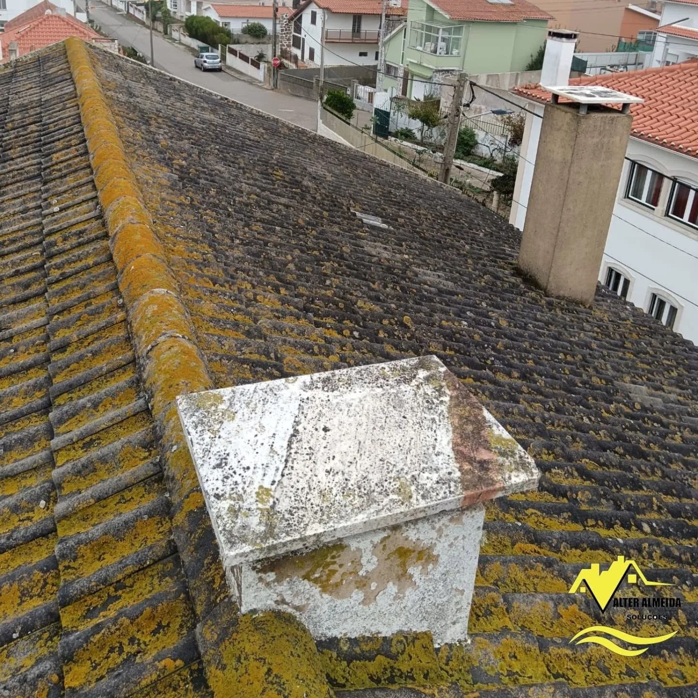 Cobertura antes da intervenção, com líquenes e sujidade